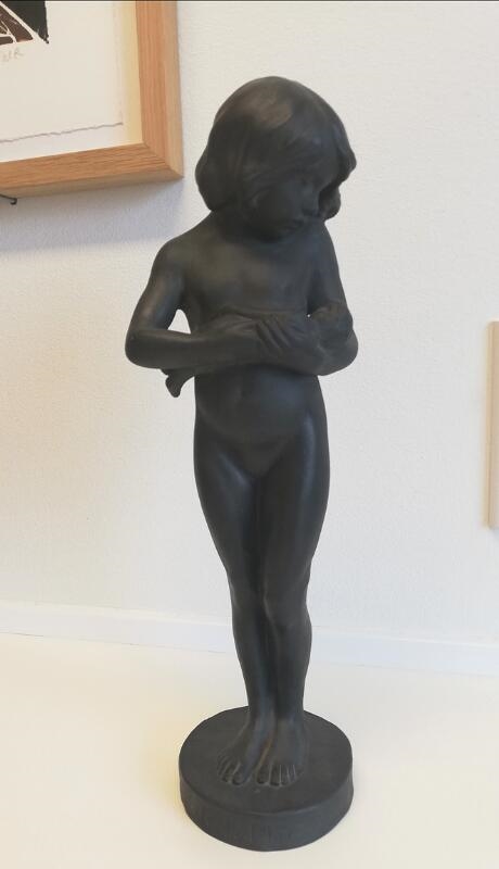 Artwork by Johanne Pedersen-Dan, Lille mor, Made of black terracotta