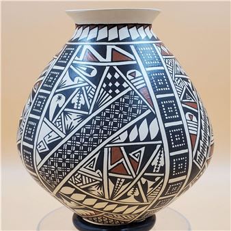 Signed Mata Ortiz Vase by Javier Martinez - Javier Martinez