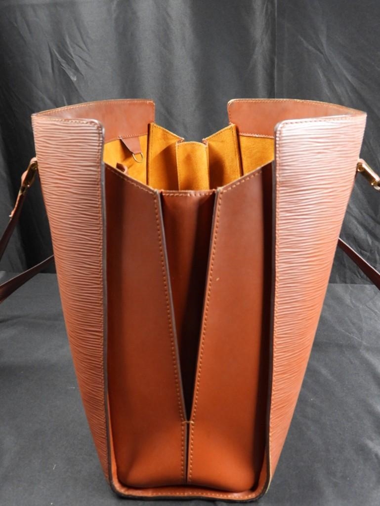 Sold at Auction: Louis Vuitton, Louis Vuitton Epi leather clutch