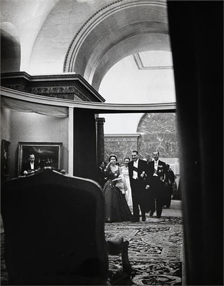 HEAD OF STATE "Elizabeth II pointing at INGI at the Louvre
