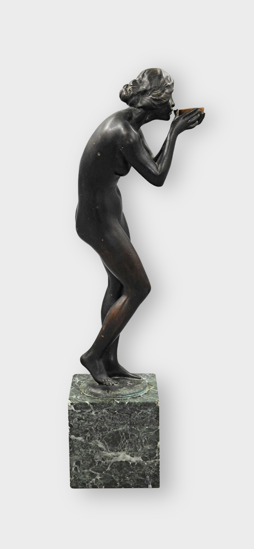 Artwork by Victor Heinrich Seifert, Anmutige Bronzestatuette „Die Trinkende“, Made of bronze