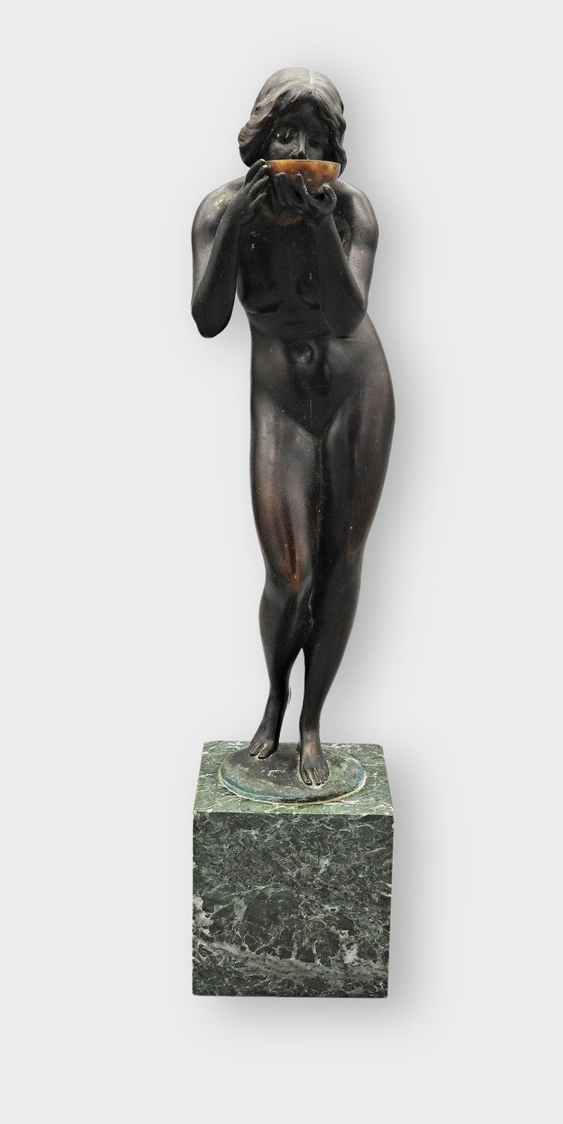 Artwork by Victor Heinrich Seifert, Anmutige Bronzestatuette „Die Trinkende“, Made of bronze