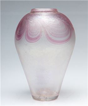 A Wallace Sanders, 1982 signed art glass vase with pearlescent finish (H:16.5cm) - Sanders & Wallace