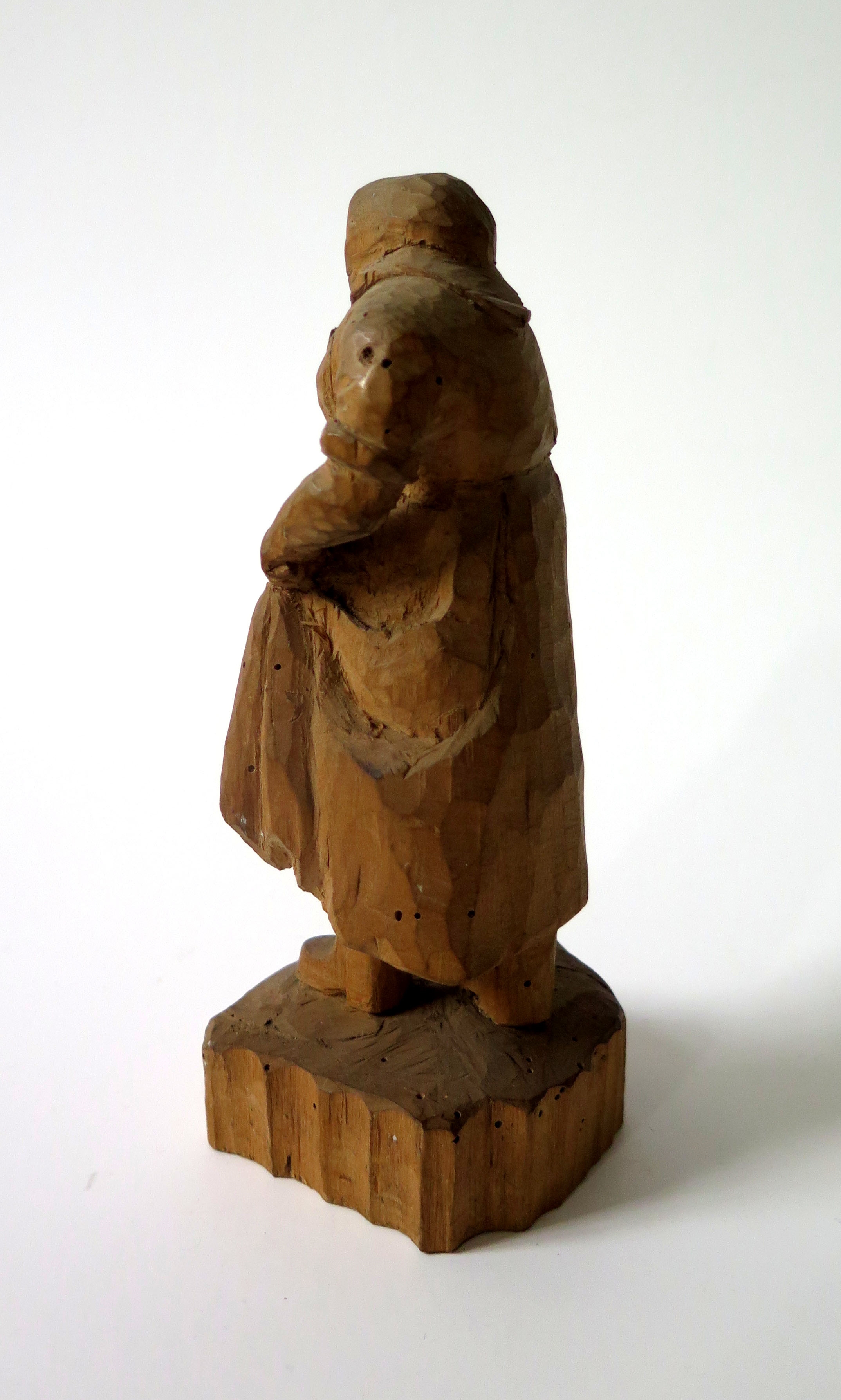 Artwork by Lize Dzeguze, Skulptūra Sieviete ar spaini, Made of woodcut