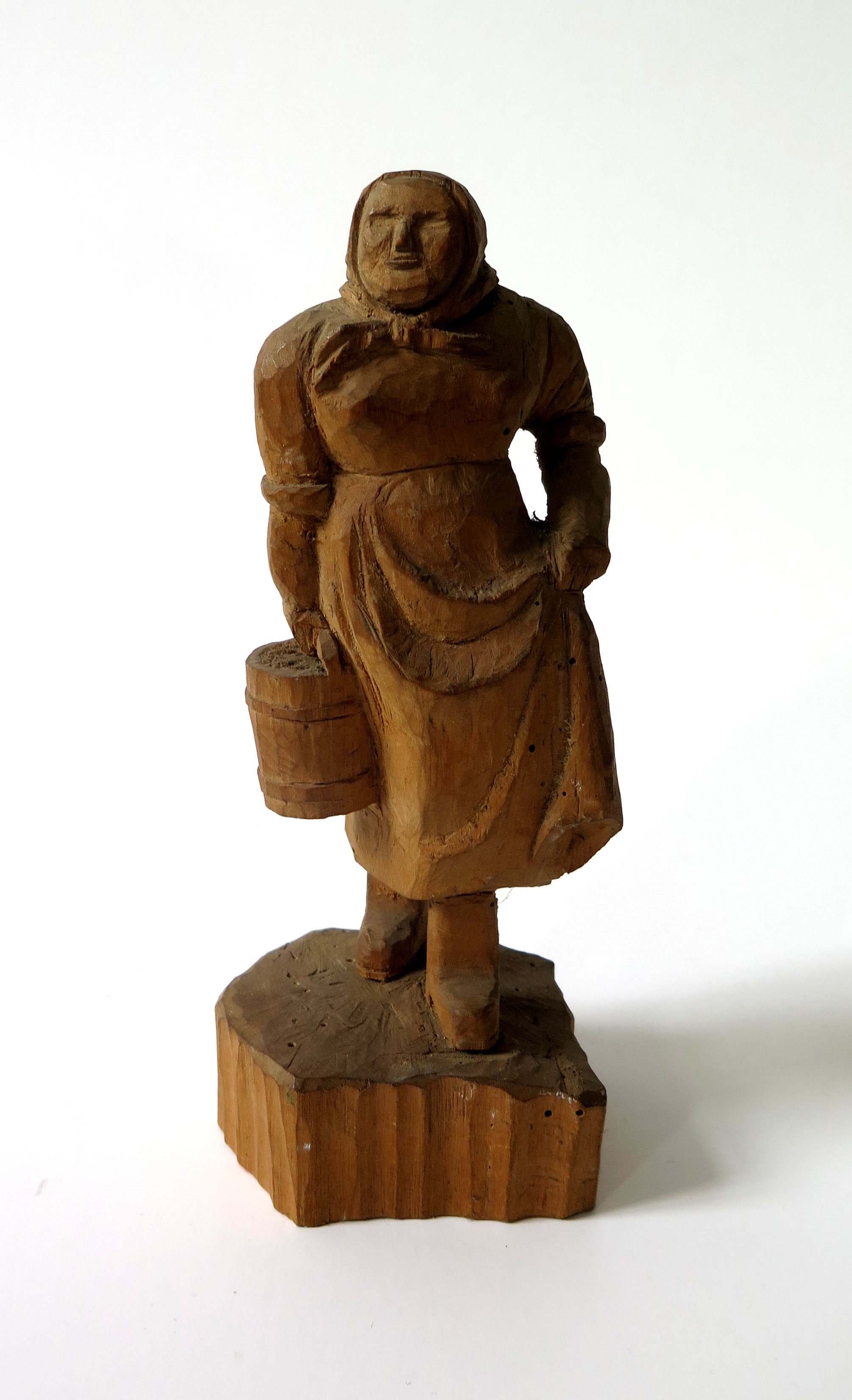 Artwork by Lize Dzeguze, Skulptūra Sieviete ar spaini, Made of woodcut