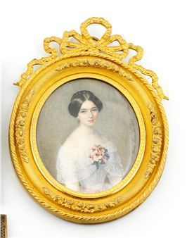 Jeune fille de trois-quart portant une robe de mousseline blanche - Louise Dujardin