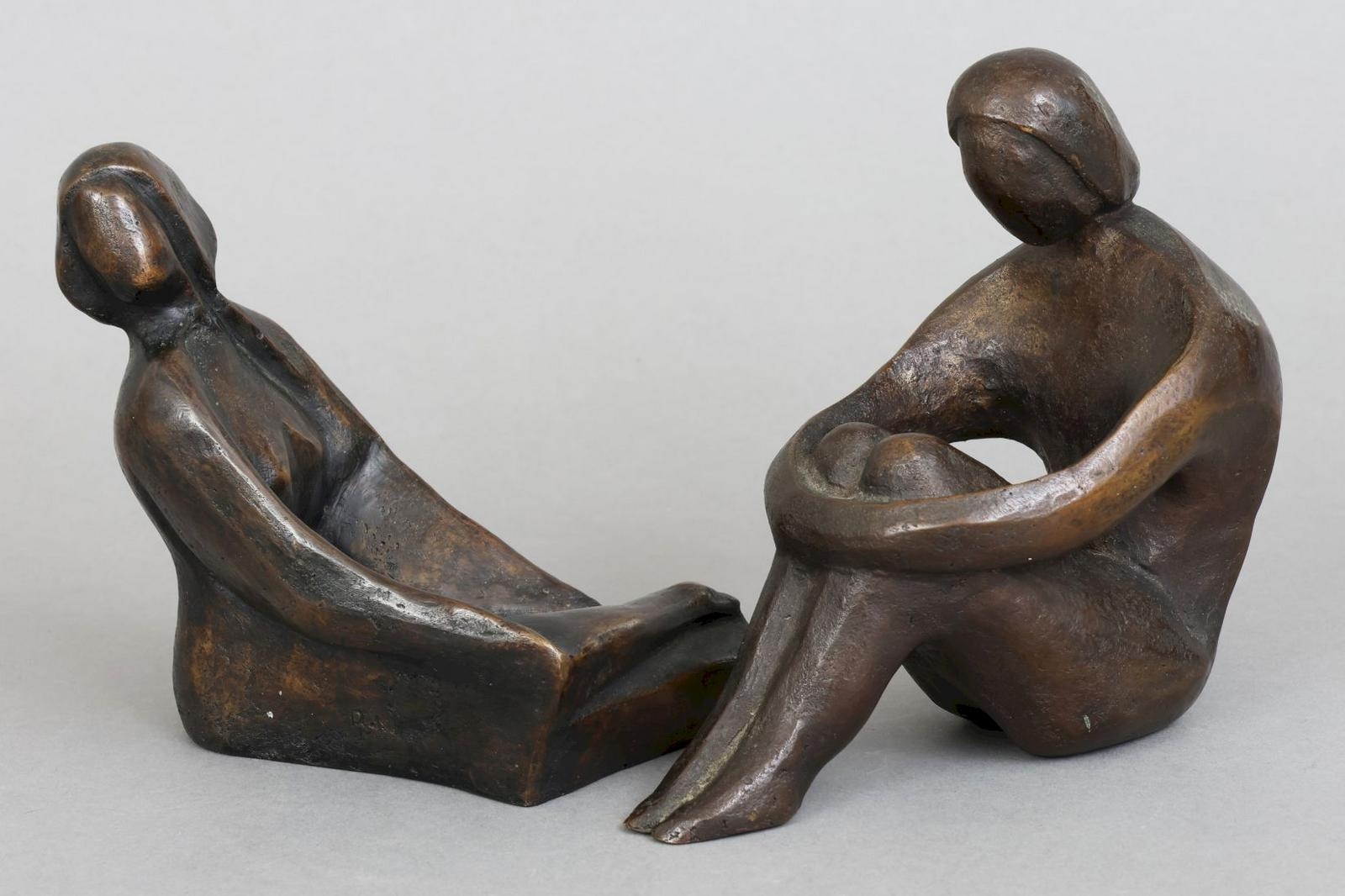 Artwork by Roland Niedner, Sitzende Frauenakte, Made of figurative bronze, dark patina