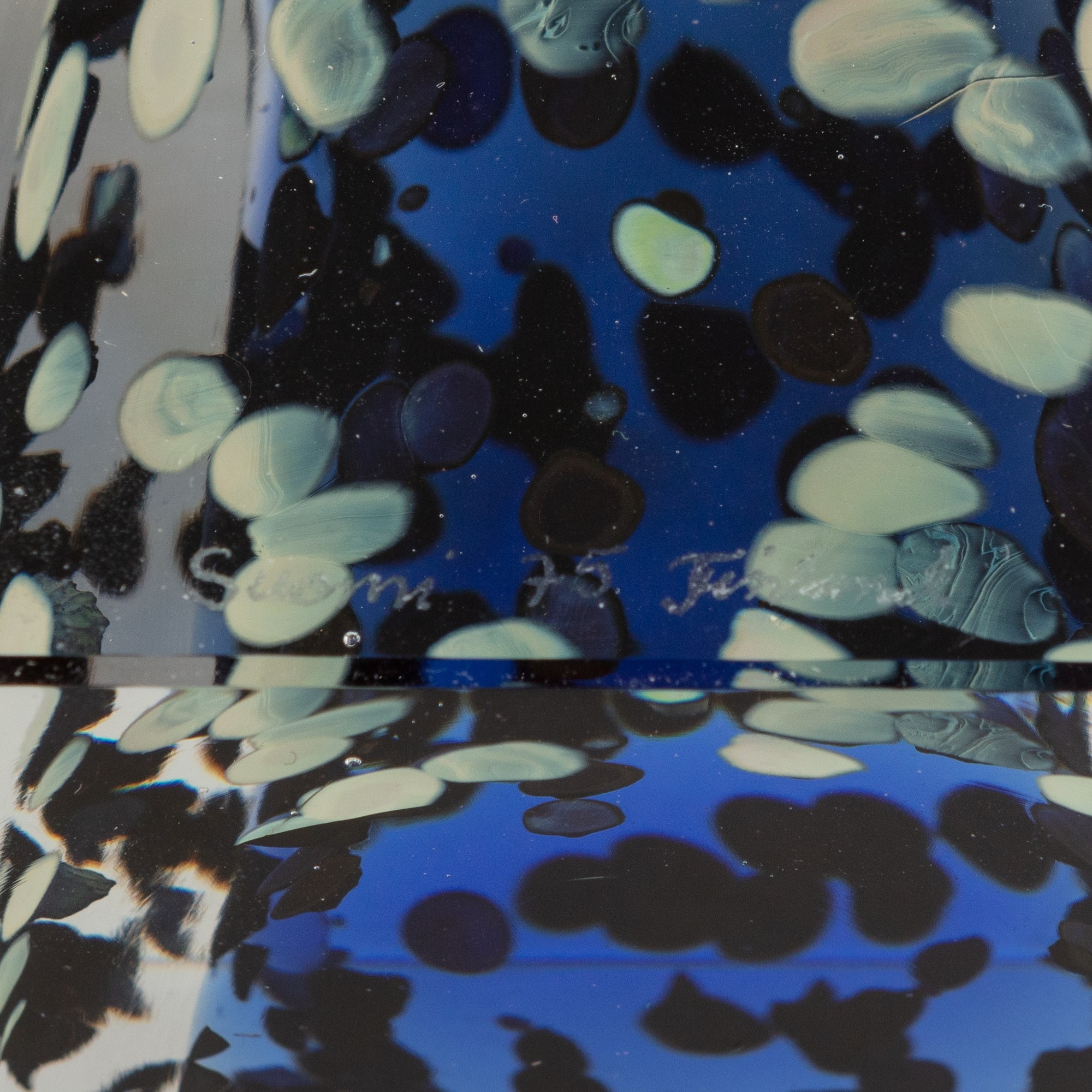 Artwork by Oiva Toikka, Annual cube 1992, Made of glass