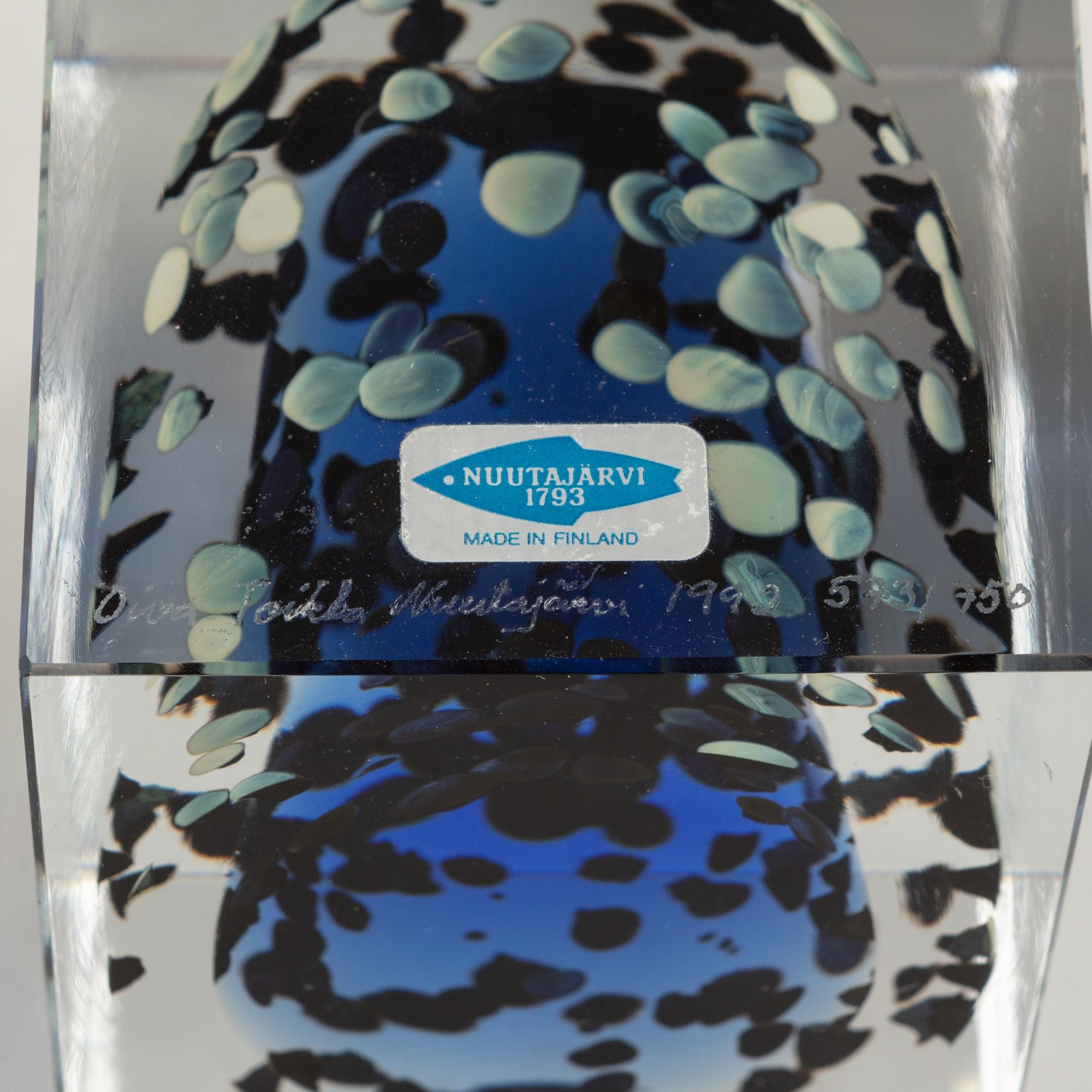 Artwork by Oiva Toikka, Annual cube 1992, Made of glass