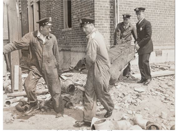 Weegee | Dead man is removed after scaffold collapsed. (1940s