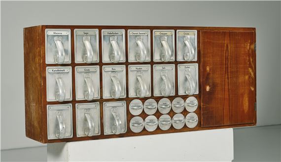 Hängeschrank mit fünfzehn Schüben und zehn Gewürzbehältern - Margarete Schütte-Lihotzky