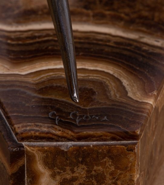 Artwork by G.gori, La femme aux faisans, Made of régule à patine brune, bakélite imitant l'ivoire, albâtre rubané et marbre portor