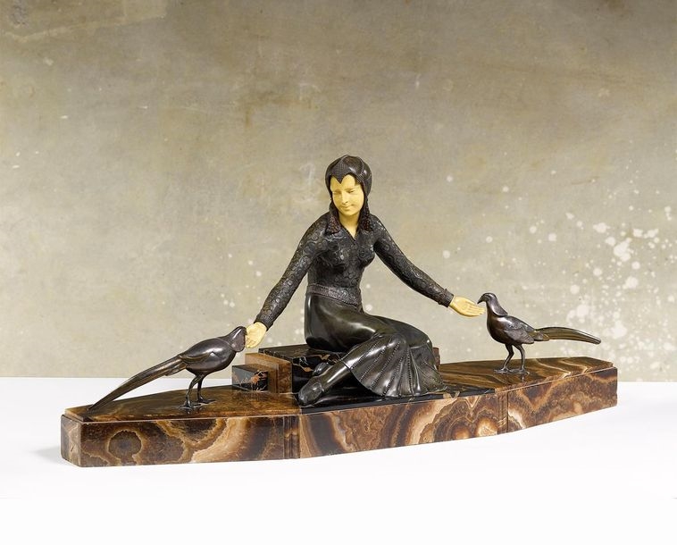Artwork by G.gori, La femme aux faisans, Made of régule à patine brune, bakélite imitant l'ivoire, albâtre rubané et marbre portor