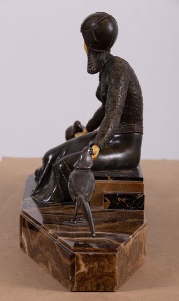 Artwork by G.gori, La femme aux faisans, Made of régule à patine brune, bakélite imitant l'ivoire, albâtre rubané et marbre portor