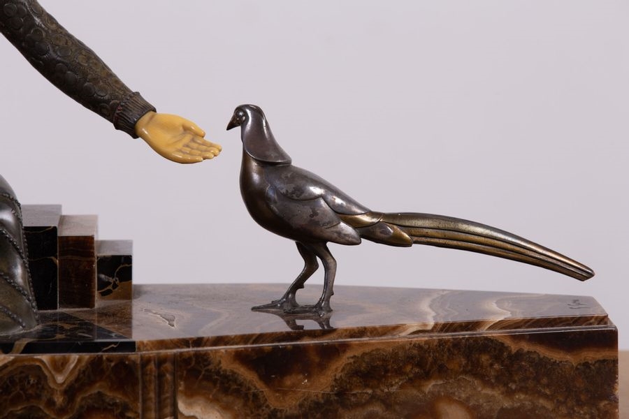 Artwork by G.gori, La femme aux faisans, Made of régule à patine brune, bakélite imitant l'ivoire, albâtre rubané et marbre portor