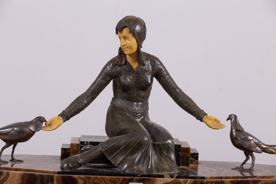 Artwork by G.gori, La femme aux faisans, Made of régule à patine brune, bakélite imitant l'ivoire, albâtre rubané et marbre portor