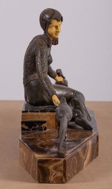 Artwork by G.gori, La femme aux faisans, Made of régule à patine brune, bakélite imitant l'ivoire, albâtre rubané et marbre portor