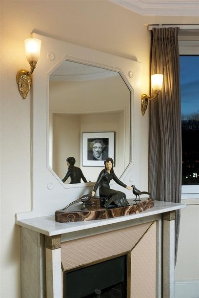 Artwork by G.gori, La femme aux faisans, Made of régule à patine brune, bakélite imitant l'ivoire, albâtre rubané et marbre portor