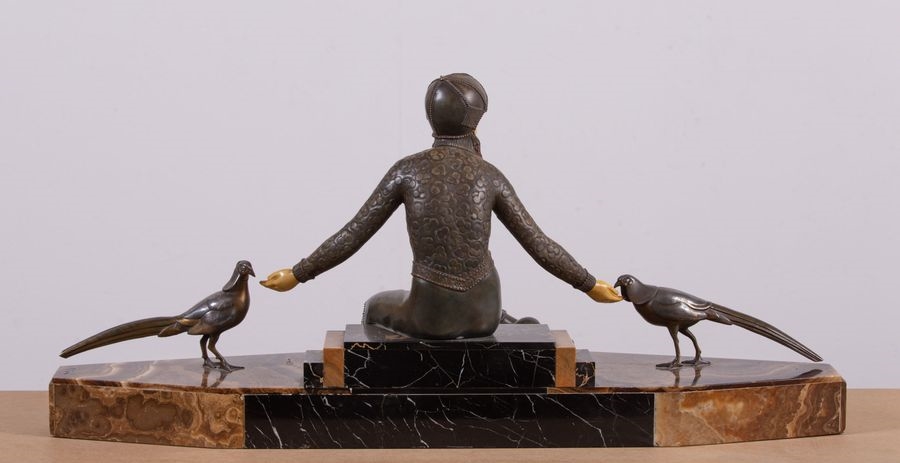 Artwork by G.gori, La femme aux faisans, Made of régule à patine brune, bakélite imitant l'ivoire, albâtre rubané et marbre portor