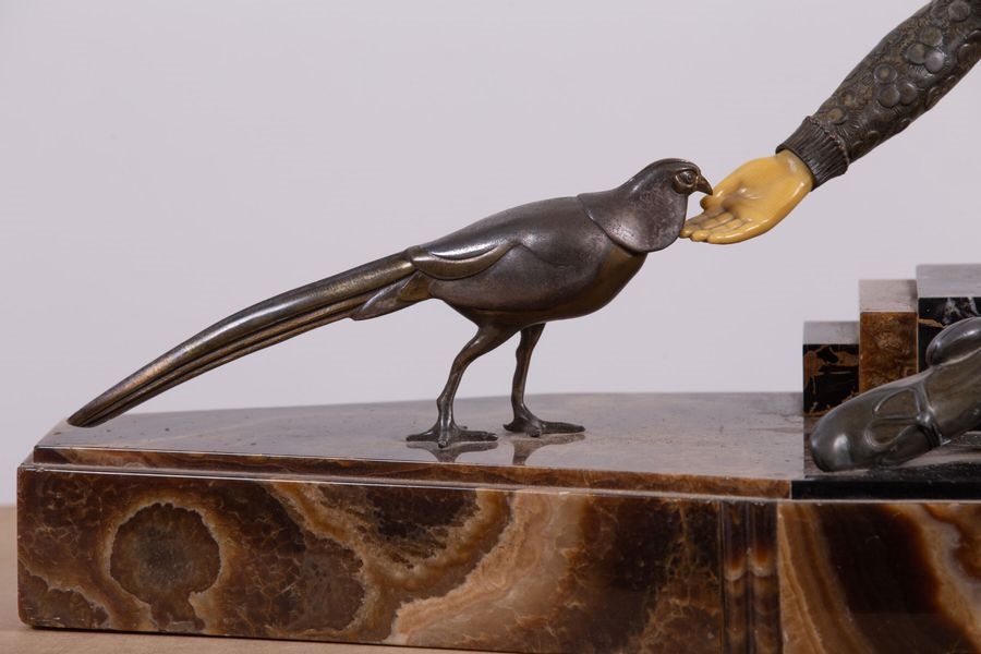 Artwork by G.gori, La femme aux faisans, Made of régule à patine brune, bakélite imitant l'ivoire, albâtre rubané et marbre portor