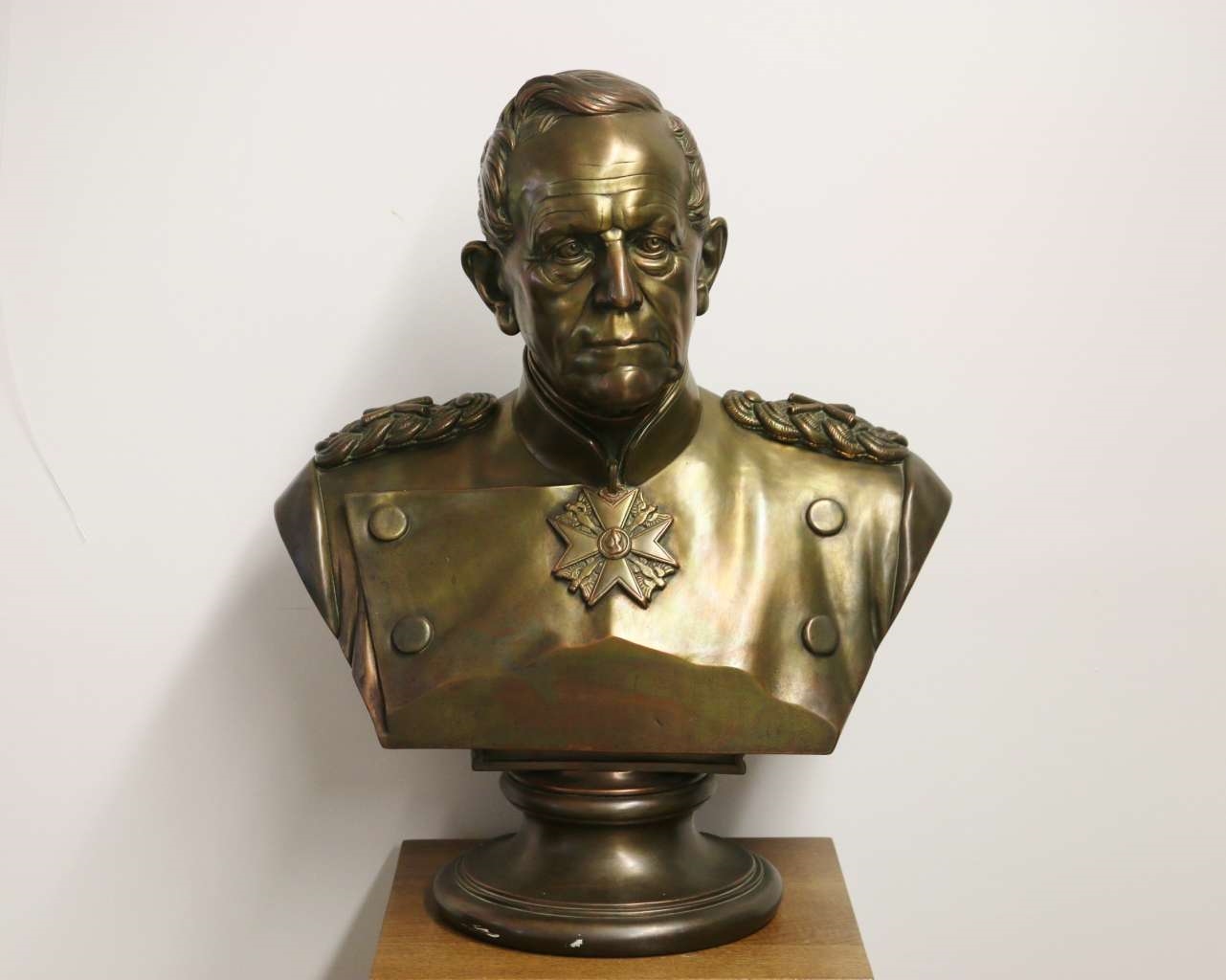 Artwork by Adolf von Donndorf, Portraitbüste des Generalfeldmarschall Helmuth Graf von Moltke (1800-1891), Made of electroplating in copper