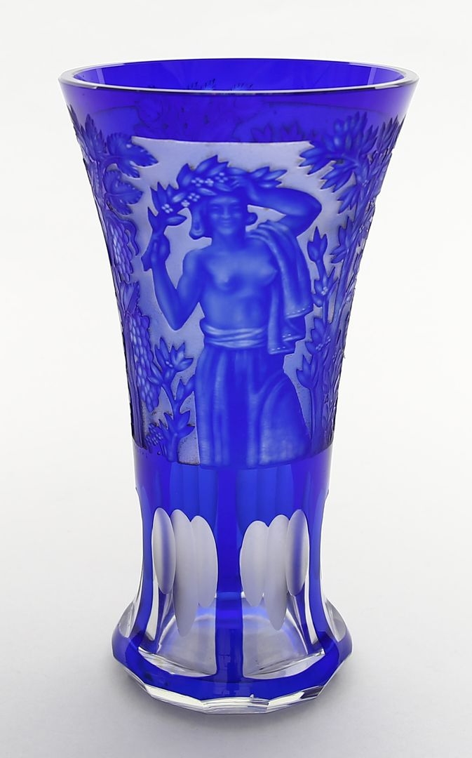Artwork by Alois Hásek, Vase, Made of Farbloses Glas mit kobaltblauem Überfang. Umlaufend allegorische Darstellung des Sommers und Herbstes, teils im Mattschliff bzw. -ätzung und Überfangreliefgravur.
