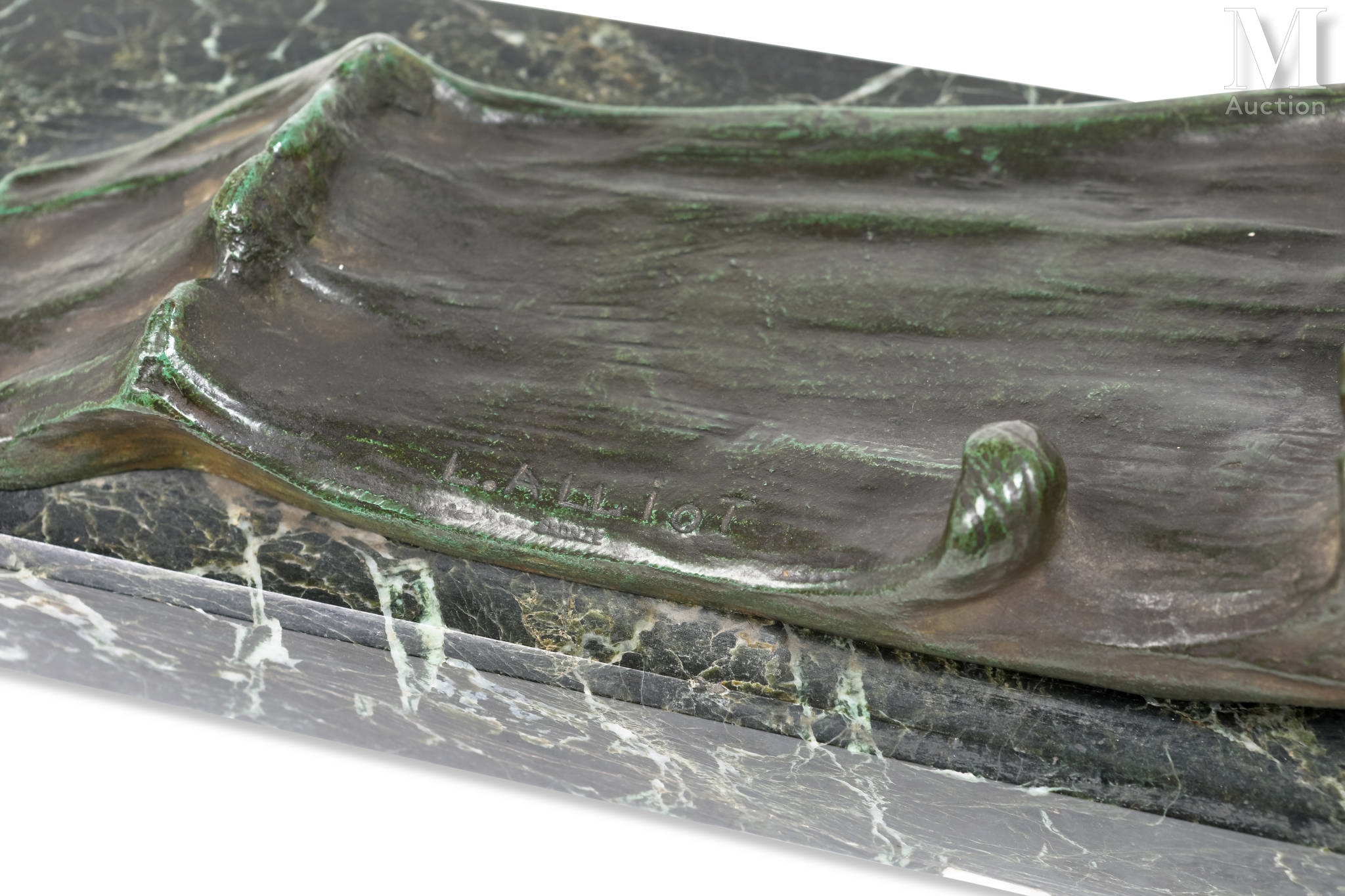 Georges-Raoul GARREAU (1885-1955). Mouette en vol au dessus des flots. Bronze légèrement patiné