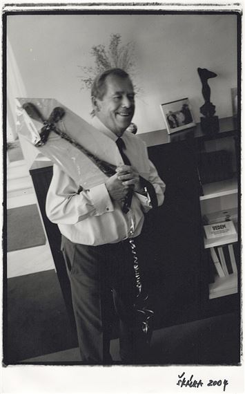 Václav Havel with a cross by Oldřich Škácha, 2004