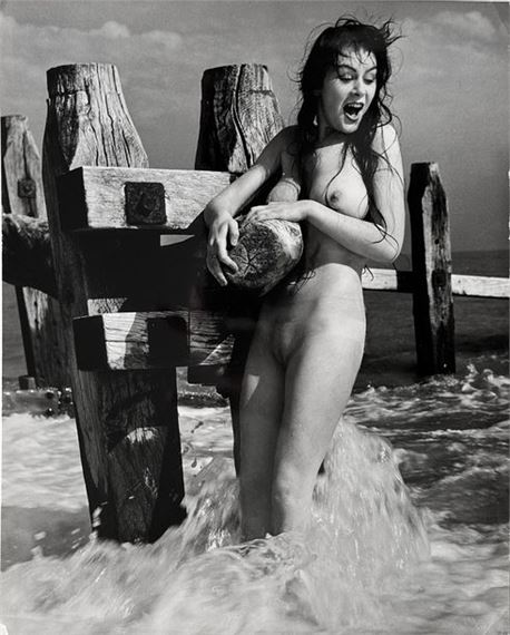 Naturisme, femme sur la plage, jeu de ballon, sur les rochers, ca by Russell Gay