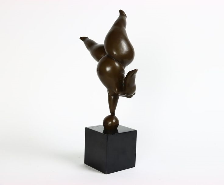 Milo Martin | Femme plantureuse en équilibre sur un bras | MutualArt