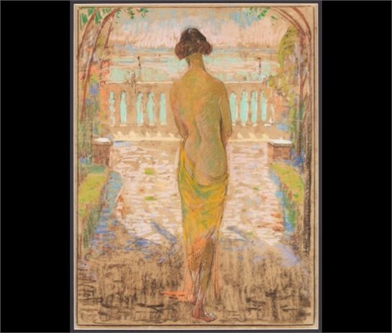 Jeune femme partiellement dénudée regardant la lagune