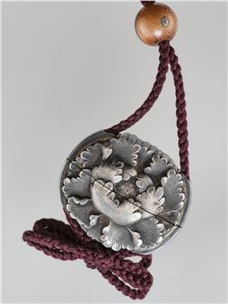A SUPERB SILVER SINGLE-CASE INRO DEPICTING PEONY, ATTRIBUTED TO UNNO SHOMIN - Unno Shomin