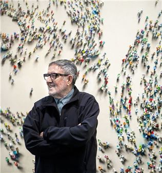 The Estate of Juan Genovés, Visual Poet of Spain’s Social Flux, Is Now Represented by Opera Gallery