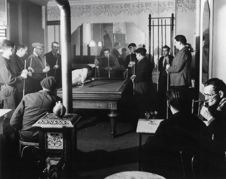 Billiard players, Café La poule au gibier, Montrouge, 1943