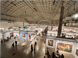 The Best Booths at Expo Chicago, from Pleated Knots to Poignant Works About Memory