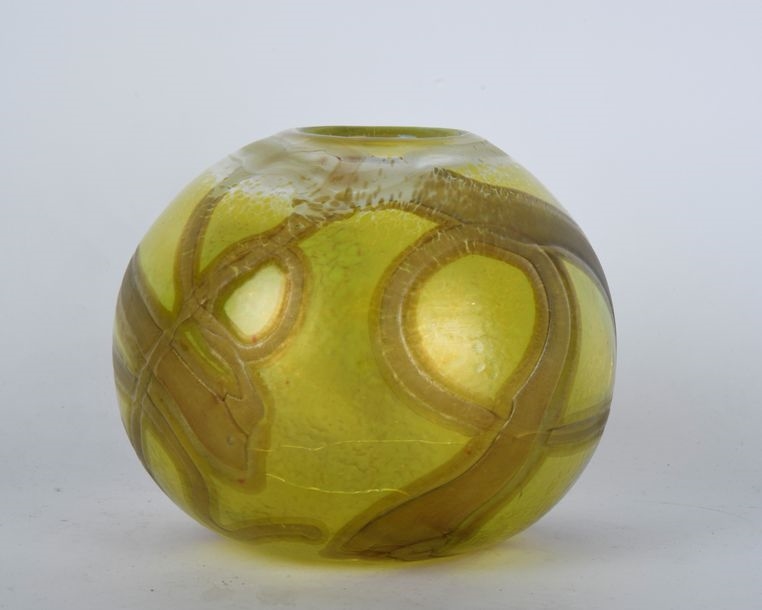 JeanLuc Gambier Vase boule en verre teinté marmoréen jaune et décor