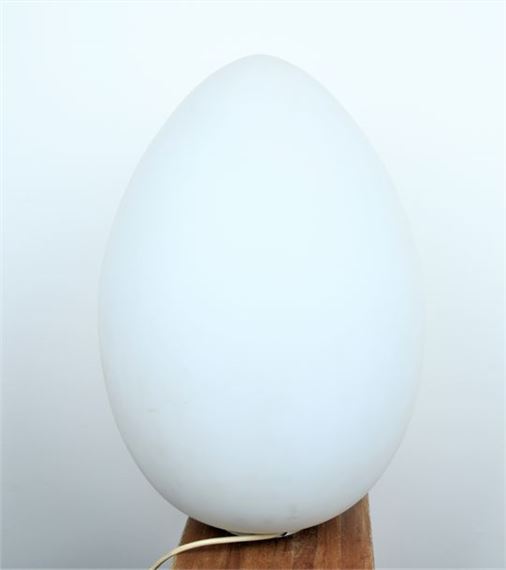 Lampe modèle " Uovo " en verre opalin blanc. by Ben Swildens