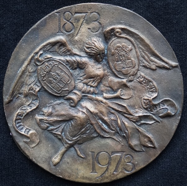 Artwork by Tamás Eskulits, Pest-Buda egyesítése, Made of bronze