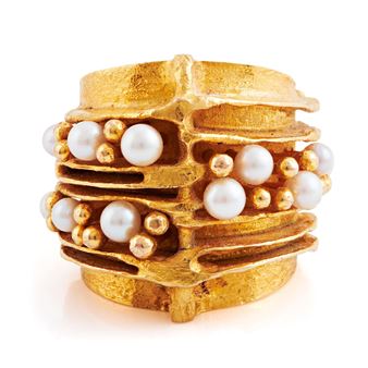 Karl Heinz Sauer, An 18K gold ring set with cultured pearls, Västerås 1974. - Karl-Heinz Sauer