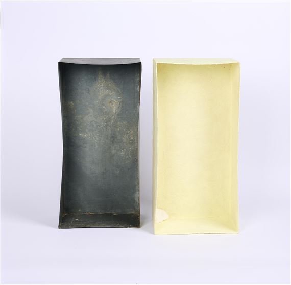 Mit Schwefel überzogene Zinkkiste (tamponierte Ecke). by Joseph Beuys, 1970