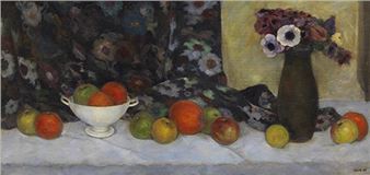 Früchtestillleben mit geblümtem Stoff und Vase - Emil Orlik