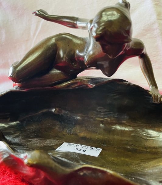 Artwork by Jules Alfred Alexander Dercheu, brune figurant une nymphe surmontant une large feuille, Made of bronze
