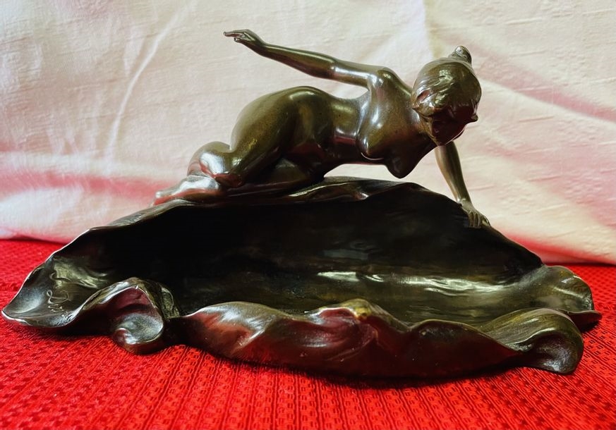 Artwork by Jules Alfred Alexander Dercheu, brune figurant une nymphe surmontant une large feuille, Made of bronze