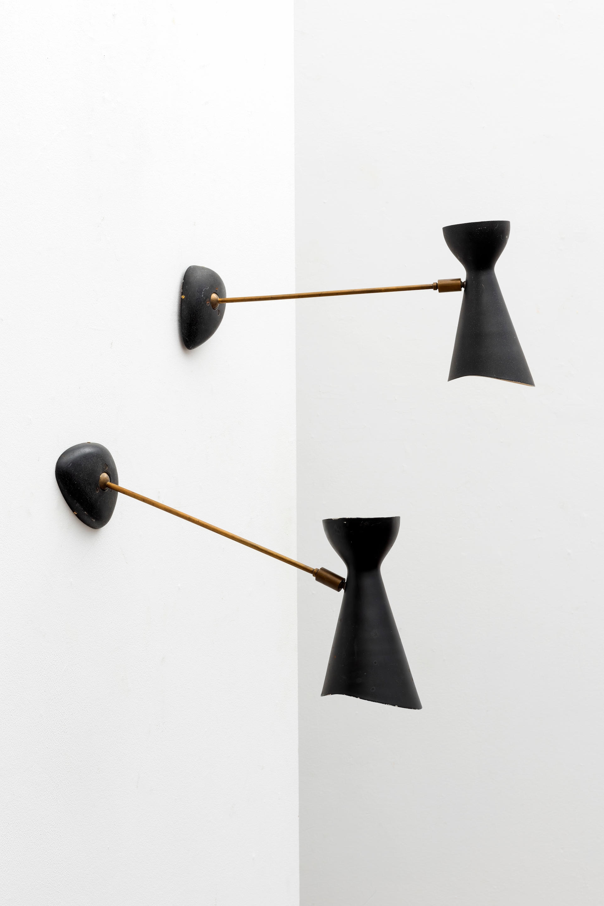 Robert Mathieu | Paire d'appliques articulées à double réflecteur (1954 ...