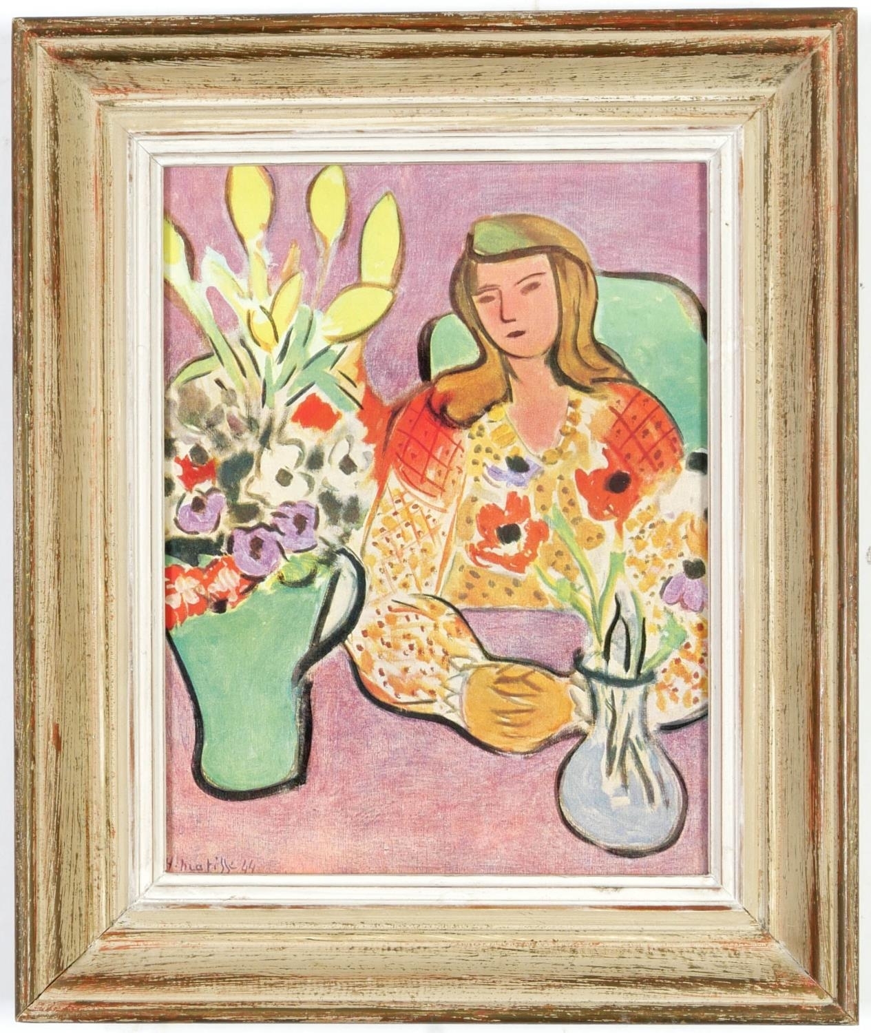 Jeune femme avec vase de fleurs