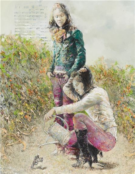 Zwei Mädchen, eine Pistole gießend by Sabina Sakoh, 2010