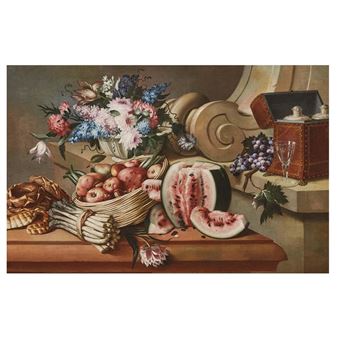 FRUTTA E FIORI SU UN PIANO DI PIETRA, CON UN BICCHIERE E BOTTIGLIE D’ARGENTO ENTRO UNA CASSETTA - Pseudo-Stringa