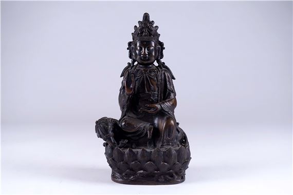Guanyin assise en lalitasana sur un éléphant reposant sur un socle à pétales de lotus by Chinese School, 19th Century