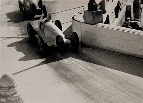 Aux essais by Germaine Krull, circa 1930