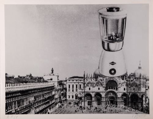 Eine überdimensionierte Kaffeemühle von Krups in Venedig by Wolf Vostell, 1969